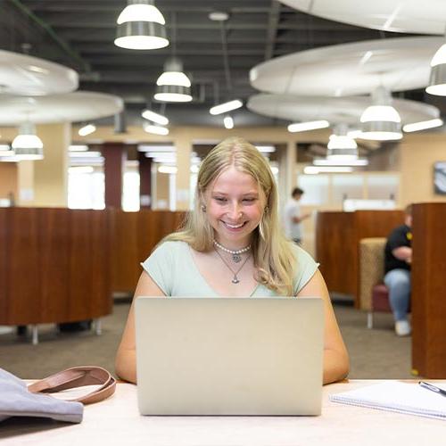 ksu student researching advising on their laptop.